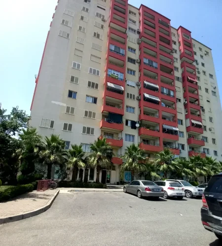 Tirane, jepet me qera apartament 1+1+Ballkon Kati 3, 65 m² 430 € (Kthesa e Kamzes, Tek terminali i autobuseve)