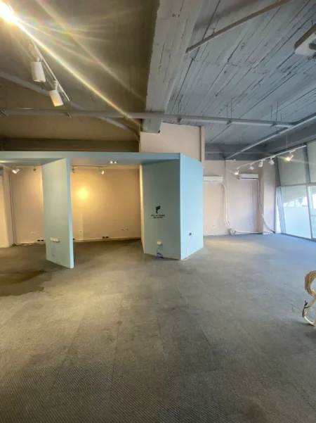 Tirane, jepet me qera zyre Kati 1, 140 m² 1.700 € (RRUGA E KAVAJES)