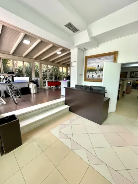 Tirane, shitet ambjent biznesi Kati 0, 218 m² 600.000 € (Rruga Elbasanit)