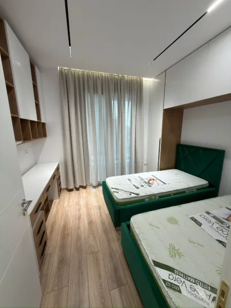 Tirane, jepet me qera apartament 2+1 Kati 7, 100 m² 1.000 € (KOMUNA PARISIT)