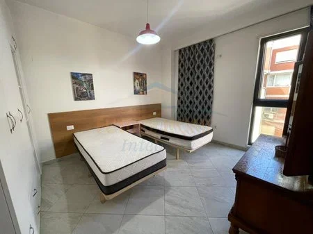 Tirane, jepet me qera apartament 1+1+Ballkon Kati 4, 55 m² 500 € (Rruga e Elbasanit)