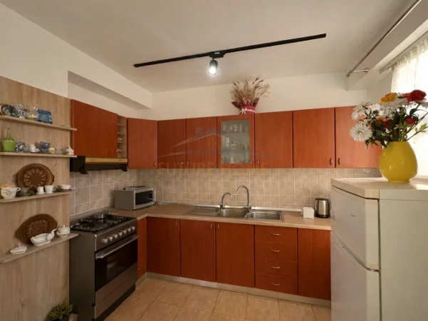 Tirane, jepet me qera apartament 2+1+Ballkon Kati 3, 94 m² 550 € (laprak)