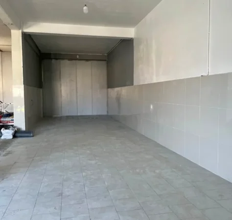 Tirane, jepet me qera magazine Kati 0, 337 m² 1.260 € (Rruga 7 Nentori)