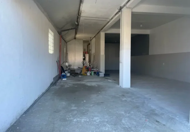 Tirane, jepet me qera magazine Kati 0, 337 m² 1.260 € (Rruga 7 Nentori)