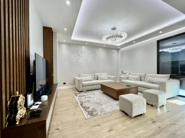 Tirane, shitet apartament 3+1+Ballkon Kati 2, 149 m² 495.000 € (Teg)