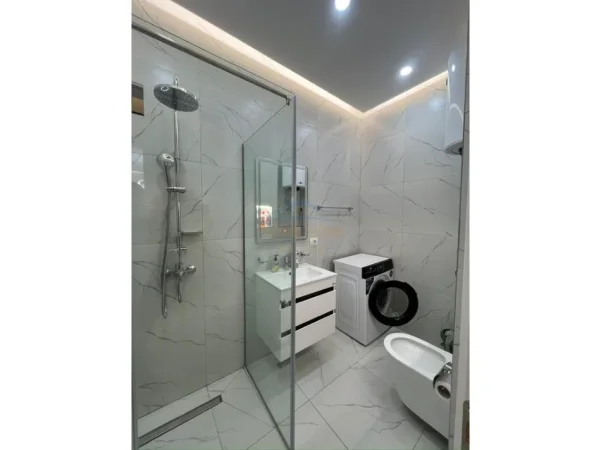 Tirane, jepet me qera apartament 1+1+Ballkon Kati 3, 70 m² 900 € (Rruga e Kosovareve)