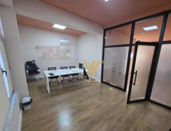 Tirane, jepet me qera zyre Kati 1, 200 m² 2.000 € (FARKE)