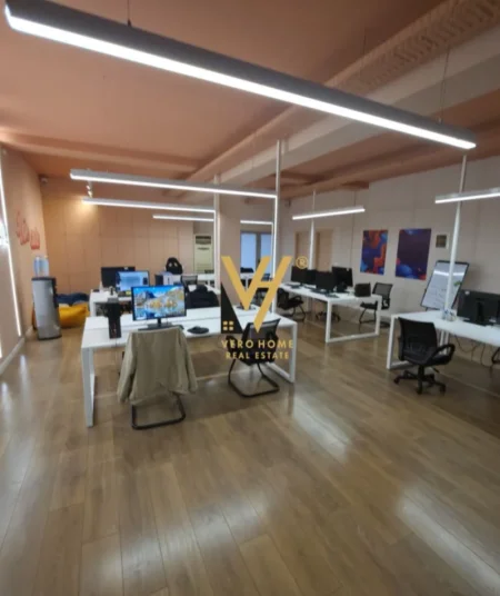 Tirane, jepet me qera zyre Kati 1, 200 m² 2.000 € (FARKE)