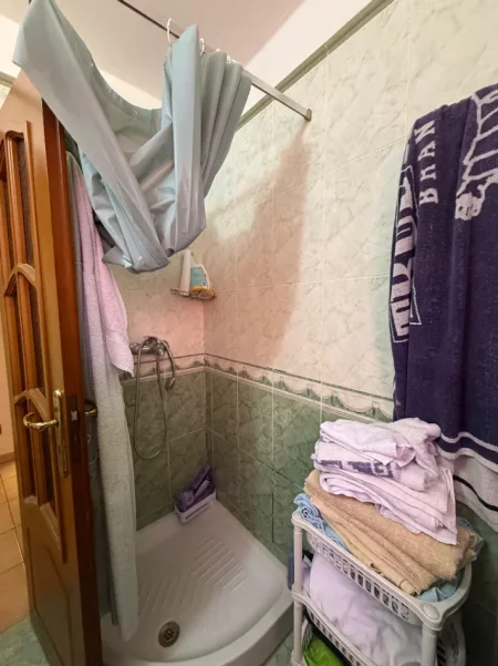 Tirane, jepet me qera apartament 1+1 Kati 4, 500 € (LAPRAKE)