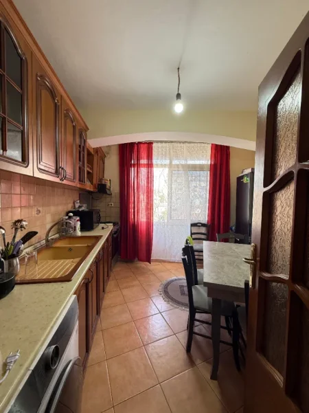 Tirane, jepet me qera apartament 1+1 Kati 4, 500 € (LAPRAKE)