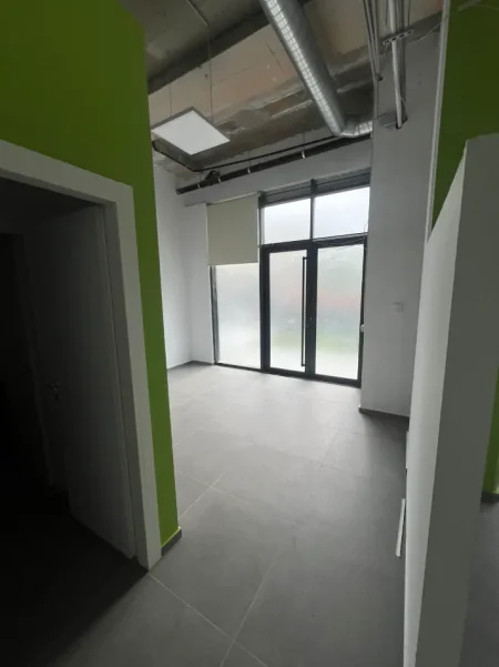 Tirane, jepet me qera zyre , 290 m² 4.640 € (Zogu i Zi)