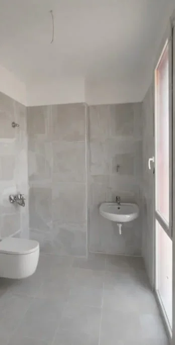 Tirane, jepet me qera zyre Kati 5, 140 m² 900 € (Rruga e dibres)