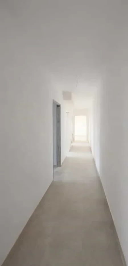 Tirane, jepet me qera zyre Kati 5, 140 m² 900 € (Rruga e dibres)