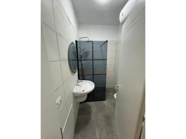 Tirane, jepet me qera apartament 1+1+Ballkon Kati 4, 60 m² 600 € (Rruga Esmerald)