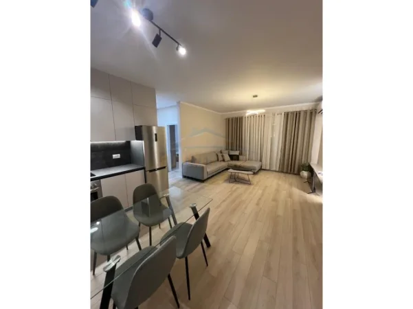 Tirane, jepet me qera apartament 1+1+Ballkon Kati 4, 60 m² 600 € (Rruga Esmerald)