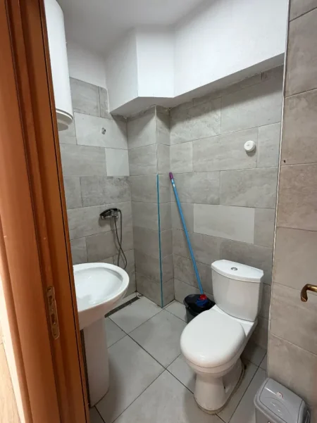 Tirane, jepet me qera apartament 1+1+Ballkon Kati 5, 65 m² 380 € (Rruga Tom Plezha)