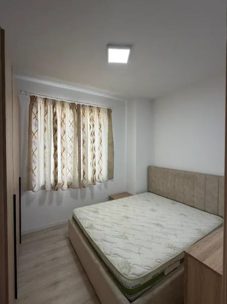 Tirane, jepet me qera apartament 1+1+Ballkon Kati 5, 65 m² 380 € (Rruga Tom Plezha)