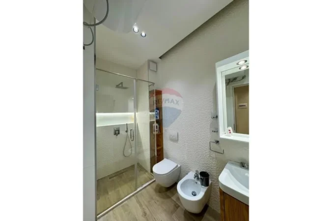 Tirane, jepet me qera 2+1 , 77 m² 650 € (Kompleksi Kontakt)