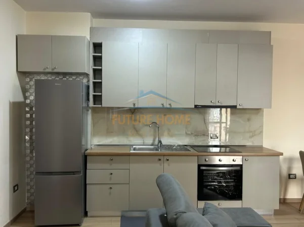 Tirane, jepet me qera apartament 1+1+Ballkon Kati 5, 61 m² 670 € (Rruga e Kavajes)
