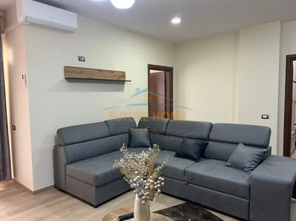 Tirane, jepet me qera apartament 1+1+Ballkon Kati 5, 61 m² 670 € (Rruga e Kavajes)