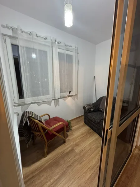 Tirane, jepet me qera apartament 1+1 Kati 1, 65 m² 450 € (21 DHJETORI)