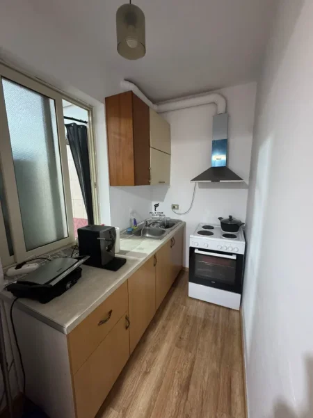 Tirane, jepet me qera apartament 1+1 Kati 1, 65 m² 450 € (21 DHJETORI)