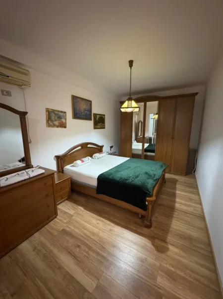 Tirane, jepet me qera apartament 1+1 Kati 1, 65 m² 450 € (21 DHJETORI)