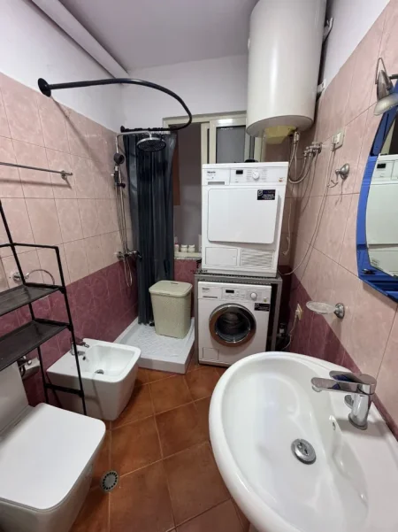 Tirane, jepet me qera apartament 1+1 Kati 1, 65 m² 450 € (21 DHJETORI)