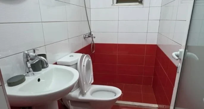 Tirane, jepet me qera shtepi 1+1+Ballkon Kati 3, 70 m² 450 € (Sauk, Ambasada e Kuvajtit)