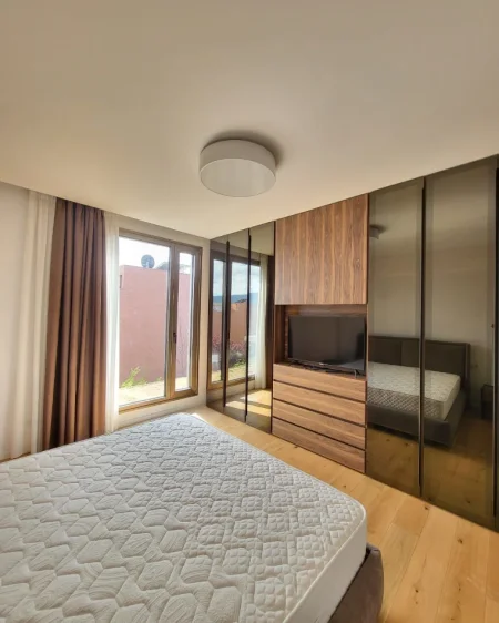 Tirane, jepet me qera Vile 4+1 Kati 3, 550 m² 5.000 € (TEG)