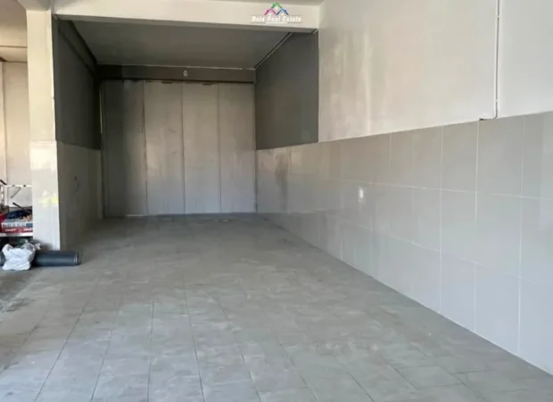 Tirane, jepet me qera magazine Kati 0, 337 m² 1.260 € (mezez)