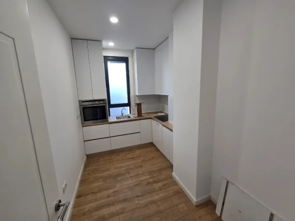 Tirane, jepet me qera 2+1 Kati 3, 104 m² 670 € (Rruga Kongresi i Manastirit)