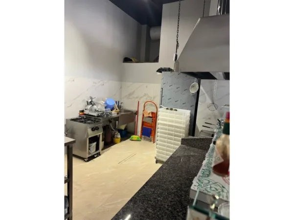 Tirane, jepet me qera lokal Kati 0, 56 m² 700 € (Yzberish)