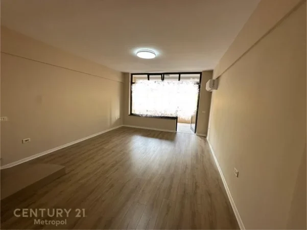 Tirane, jepet me qera zyre Kati 4, 130 m² 900 € (Qender)