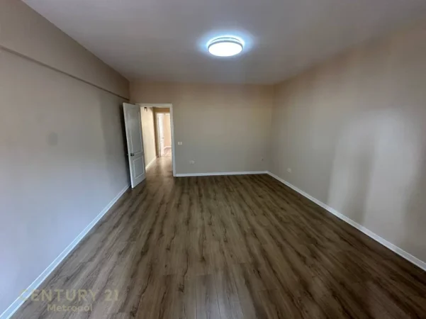Tirane, jepet me qera zyre Kati 4, 130 m² 900 € (Qender)