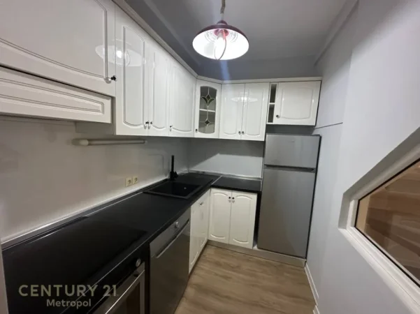 Tirane, jepet me qera zyre Kati 4, 130 m² 900 € (Qender)