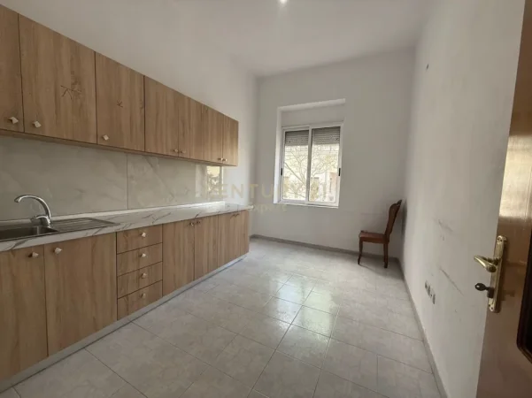 Tirane, jepet me qera zyre Kati 4, 95 m² 800 € (Shallvare Qender)