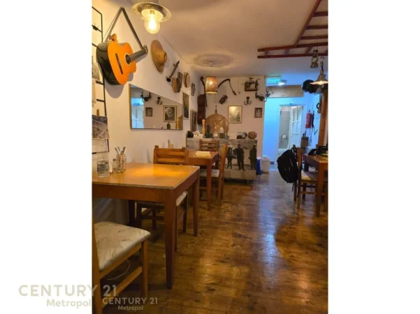 Tirane, jepet me qera bar-resorant Kati 0, 100 m² 2.000 € (Vasil Shanto)
