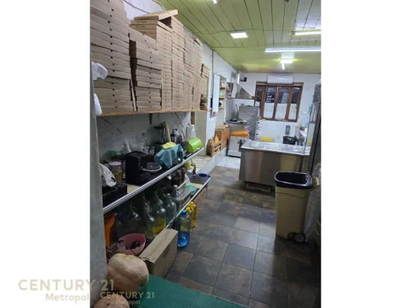 Tirane, jepet me qera bar-resorant Kati 0, 100 m² 2.000 € (Vasil Shanto)