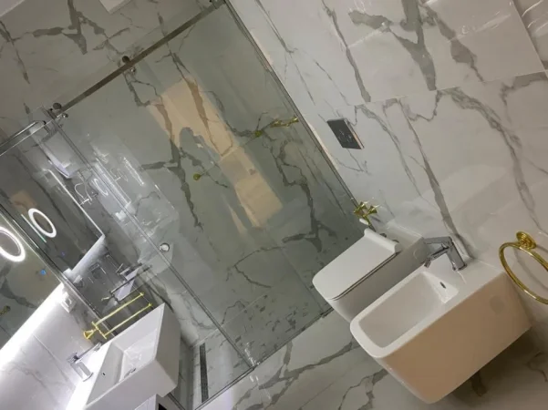 Tirane, jepet me qera apartament 1+1 Kati 2, 76 m² 1.000 € (TEG)