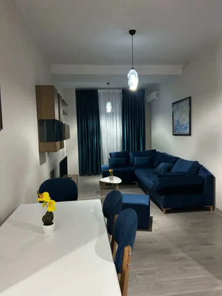 Jepet me qera Super apartament 1+1+Ballkon Kati 2, 85 m² 550 mije leke (Xhamllik te Shkolla Niket Dardani)