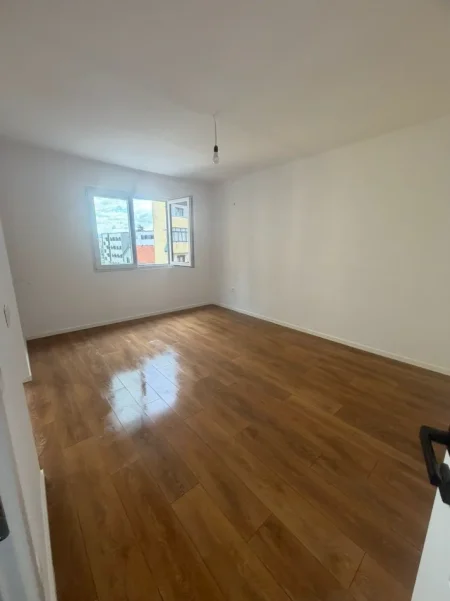 Tirane, shitet apartament 1+1 Kati 5, 54 m² 98.000 € (Xhamlliku , Oxhaku)