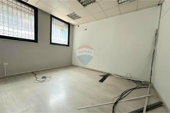 Tirane, jepet me qera dyqan , 403 m² 6.999 € 