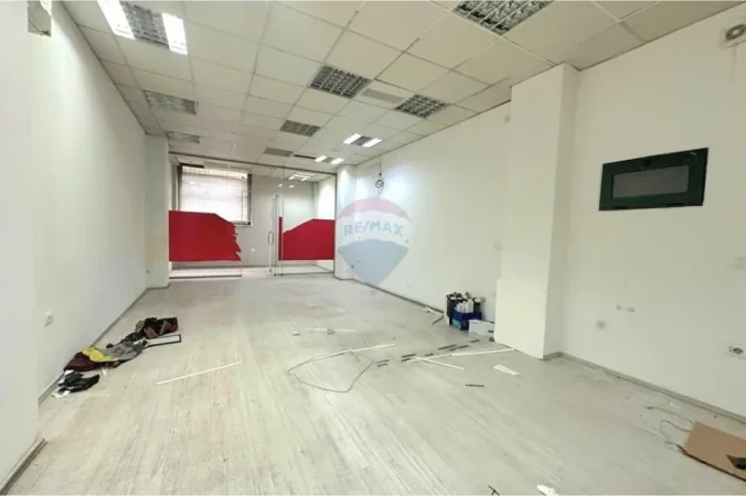 Tirane, jepet me qera dyqan , 403 m² 6.999 € 