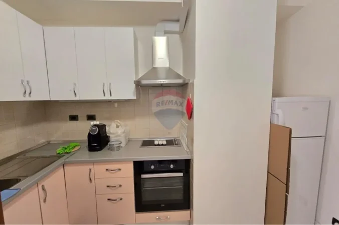 Tirane, jepet me qera zyre , 241 m² 3.500 € 