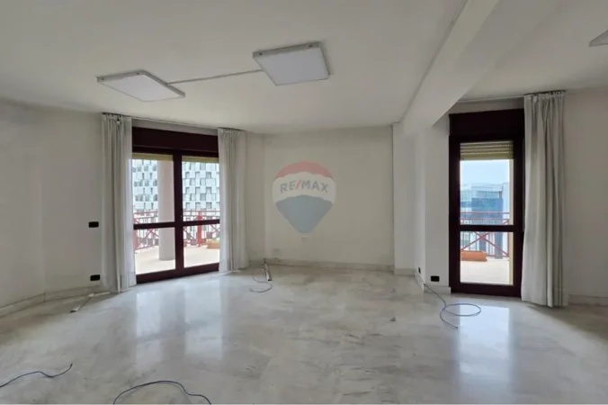 Tirane, jepet me qera zyre , 241 m² 3.500 € 