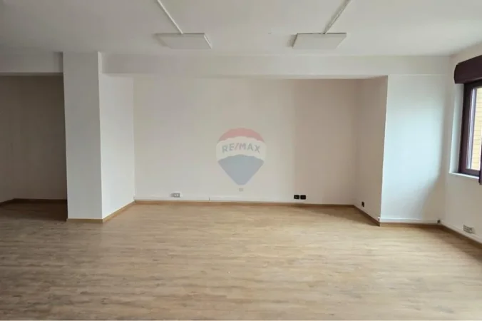Tirane, jepet me qera zyre , 241 m² 3.500 € 
