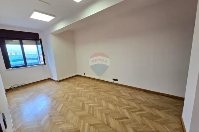 Tirane, jepet me qera zyre , 241 m² 3.500 € 