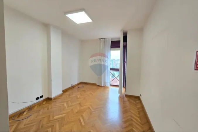 Tirane, jepet me qera zyre , 241 m² 3.500 € 