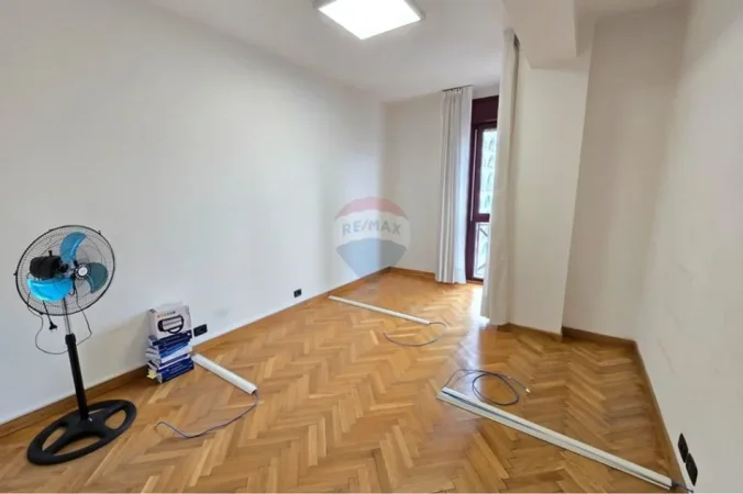 Tirane, jepet me qera zyre , 130 m² 1.700 € 